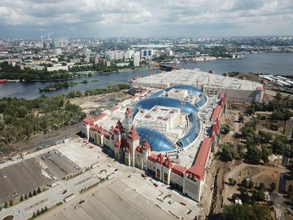 Москва.  Вид сверху на строительство крупнейшего в Европе крытого парка развлечений `Остров мечты`в Нагатинской пойме.