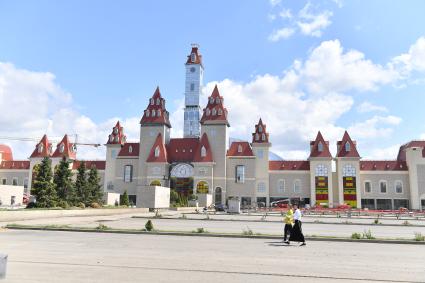 Москва.  Территория строящегося крупнейшего в Европе крытого парка развлечений `Остров мечты`в Нагатинской пойме.