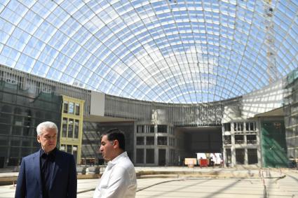 Москва. Мэр Москвы Сергей Собянин и член совета директоров, директор по развитию компании`Регионы девелопмент`Амиран Муцоев (справа) на территроии строящегося крупнейшего в Европе крытого парка развлечений `Остров мечты`в Нагатинской пойме.