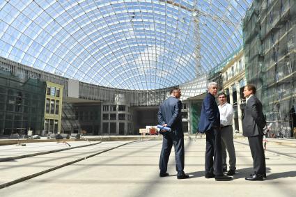 Москва. Мэр Москвы Сергей Собянин ( в центре) и член совета директоров, директор по развитию компании`Регионы девелопмент`Амиран Муцоев (справа) на территроии строящегося крупнейшего в Европе крытого парка развлечений `Остров мечты`в Нагатинской пойме.