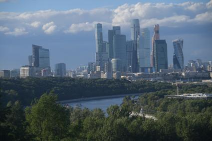 Москва.  Вид на Московский международный деловой центр `Москва-Сити`.