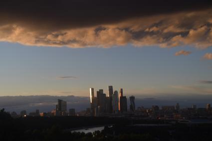 Москва.  Вид на Московский международный деловой центр `Москва-Сити`.