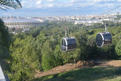 Москва. Вид на канатную дорогу, соединяющую Воробьевы горы и стадион `Лужники`.