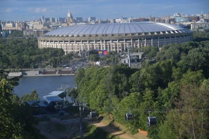 Москва. Вид на канатную дорогу, соединяющую Воробьевы горы и стадион `Лужники`.