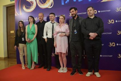 Сочи. Режиссер Валерия Гай-Германика ( третья справа) на премьере своего фильма `Мысленный волк`на 30-м российском кинофестивале `Кинотавр`.