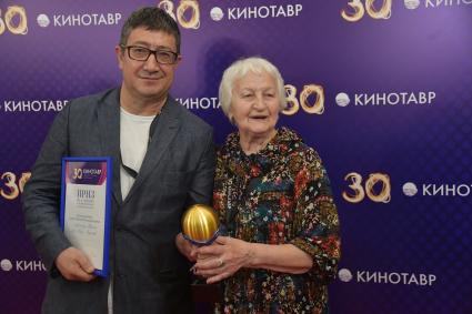 Сочи. Режиссер Юсуп Разыков и актриса Елена Сусанина с наградой за фильм `Керосин`на церемонии закрытия 30-го Открытого фестиваля российского кино `Кинотавр`.