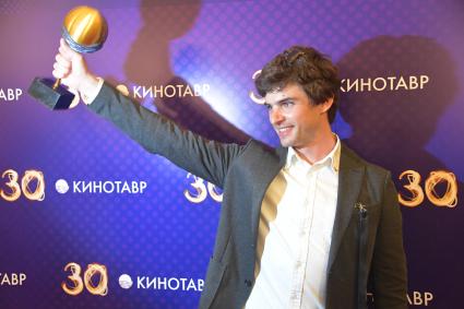 Сочи. Режиссер Борис Акопов, получивший гран-при фестиваля за фильм `Бык`на церемонии закрытия 30-го Открытого фестиваля российского кино `Кинотавр`.