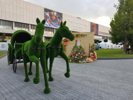 Москва. Композиция парковых скульптур на Московском Международном фестивале садов и цветов в парке искусств Музеон.