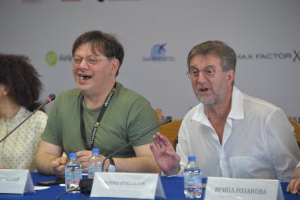 Сочи. Режиссер Валерий Тодоровский и актер Леонид Ярмольник во время пресс-конференции создателей фильма `Одесса` в рамках 30-го российского Открытого кинофестиваля `Кинотавр`.