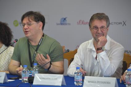 Сочи. Режиссер Валерий Тодоровский и актер Леонид Ярмольник во время пресс-конференции создателей фильма `Одесса` в рамках 30-го российского Открытого кинофестиваля `Кинотавр`.