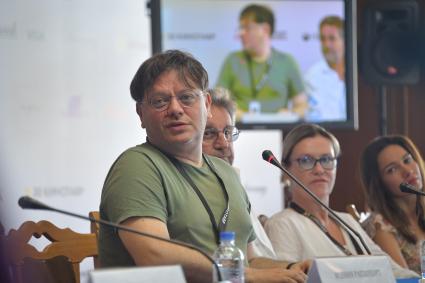 Сочи. Режиссер Валерий Тодоровский во время пресс-конференции создателей фильма `Одесса` в рамках 30-го российского Открытого кинофестиваля `Кинотавр`.