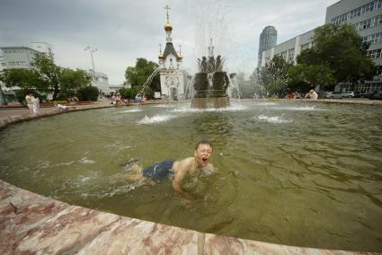 Екатеринбург. Повседневная жизнь Екатеринбурга. Дети плещутся в городском фонтане