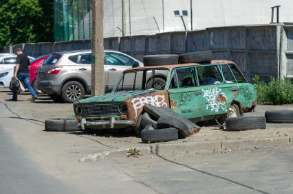 Санкт-Петербург.   Бесхозный автомобиль на одной из улиц города.