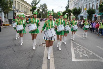 Самара. Участницы  фестиваля духовых оркестров.