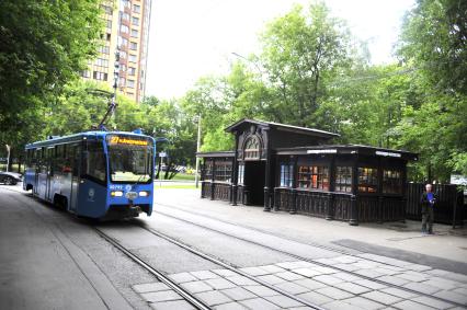 Москва. Старейшая трамвайная остановка `Красностуденческий проезд` маршрута #27 возле парка `Дубки`.