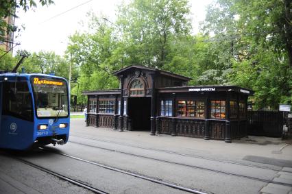 Москва. Старейшая трамвайная остановка `Красностуденческий проезд` маршрута #27 возле парка `Дубки`.