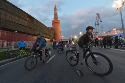 Москва. Участники во время заезда ночного велофестиваля.