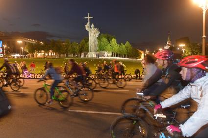 Москва. Участники во время заезда ночного велофестиваля.