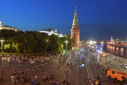 Москва. Участники во время заезда ночного велофестиваля.