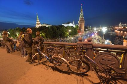 Москва. Участники во время заезда ночного велофестиваля.