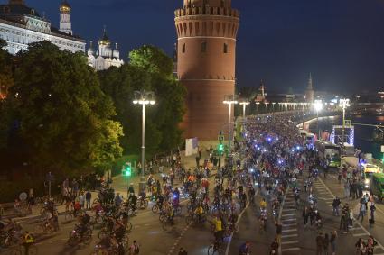 Москва. Участники во время заезда ночного велофестиваля.