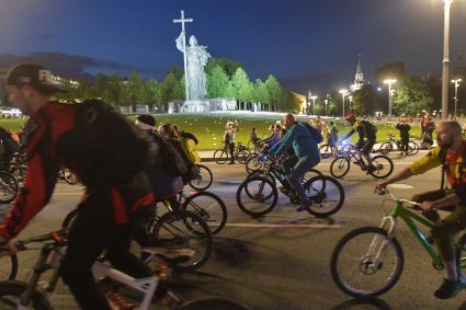 Москва. Участники во время заезда ночного велофестиваля.