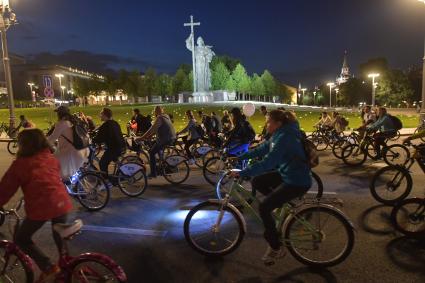 Москва. Участники во время заезда ночного велофестиваля.