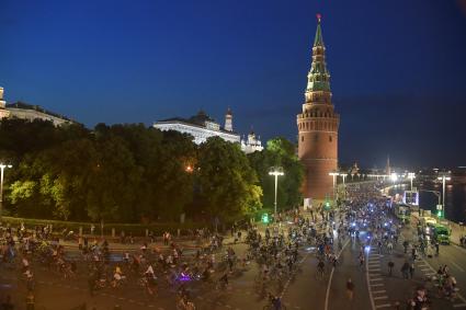 Москва. Участники во время заезда ночного велофестиваля.