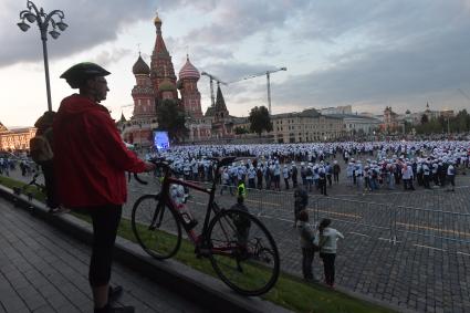 Москва. Участники ночного велофестиваля во время флеш-моба создали огромную фигуру велосипеда  из людей на Васильевском спуске..