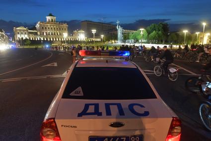 Москва. Участники во время заезда ночного велофестиваля.