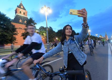 Москва. Участники во время заезда ночного велофестиваля.