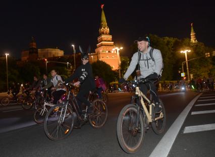 Москва. Участники во время заезда ночного велофестиваля.