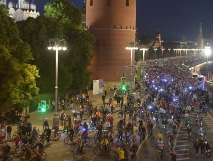 Москва. Участники во время заезда ночного велофестиваля.