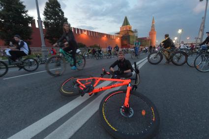 Москва. Участники во время заезда ночного велофестиваля.