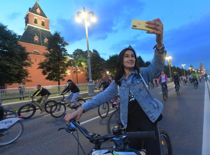 Москва. Участники во время заезда ночного велофестиваля.