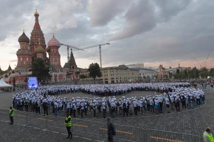 Москва. Участники ночного велофестиваля во время флеш-моба создали огромную фигуру велосипеда из людей на Васильевском спуске..