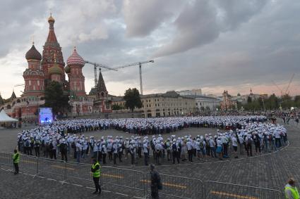 Москва. Участники ночного велофестиваля во время флеш-моба создали огромную фигуру велосипеда  из людей на Васильевском спуске..