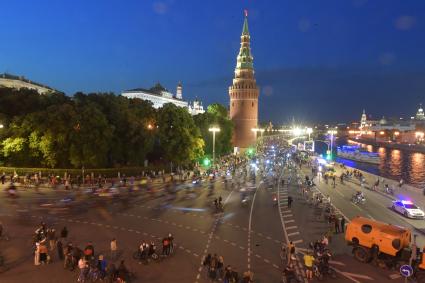 Москва. Участники во время заезда ночного велофестиваля.