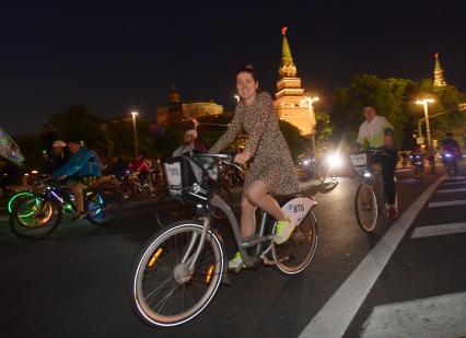 Москва. Участники во время заезда ночного велофестиваля.