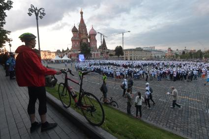 Москва. Участники ночного велофестиваля во время флеш-моба создали огромную фигуру велосипеда  из людей на Васильевском спуске..