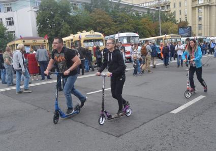 Москва. Выставка ретро транспорта на проспекте Сахарова в рамках проведения  праздника День Московского транспорта.