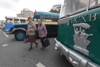 Москва. Выставка ретро транспорта на проспекте Сахарова в рамках проведения  праздника День Московского транспорта.