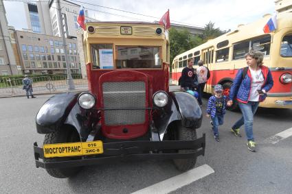 Москва. Выставка ретро транспорта на проспекте Сахарова в рамках проведения  праздника День Московского транспорта.