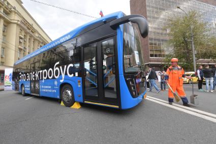 Москва. Выставка транспорта на проспекте Сахарова в рамках проведения  праздника День Московского транспорта.