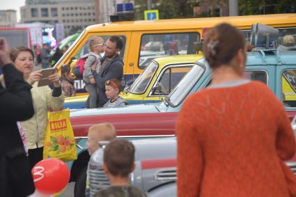 Москва. Выставка ретро транспорта на проспекте Сахарова в рамках проведения  праздника День Московского транспорта.