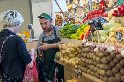 Санкт-Петербург.   Овощной отдел на Василеостровском рынке.