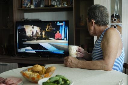 Екатеринбург. Пенсионеры в своем дачном домике, смотрят новости по телевизору