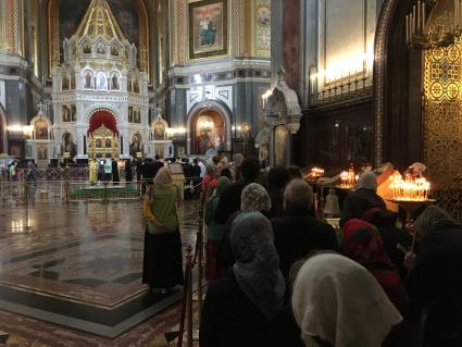 Москва. Прихожане  в Храм Христа Спасителя, где находятся мощи святых Петра и Февроньи, доставленные из Свято-Троицкого женского монастыря Мурома.