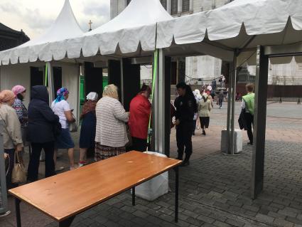 Москва. Прихожане в очереди в Храм Христа Спасителя, где находятся мощи святых Петра и Февроньи, доставленные из Свято-Троицкого женского монастыря Мурома.