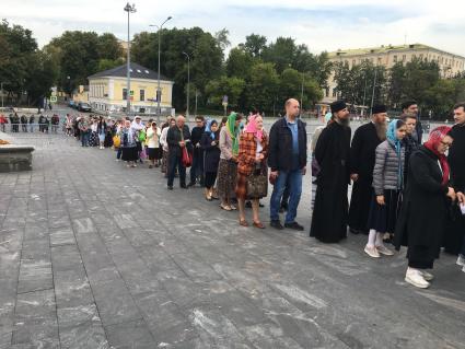 Москва. Прихожане в очереди в Храм Христа Спасителя, где находятся мощи святых Петра и Февроньи, доставленные из Свято-Троицкого женского монастыря Мурома.